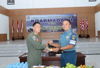 Kepala Staf Koarmada III Laksamana Pertama TNI Rudhi Aviantara saat memberikan nasi tumpeng syukuran doa bersama 
