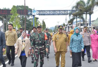 Danmentarlat Kolonel Laut (P) Wahyu Cahyono bersama Bupati Pasaman