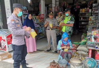 Pantau harga sembako di pasar tradisional wilayah desa binaan 