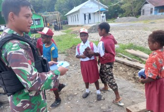 Kefekatan Satgas Yonif 200 dengan anak-anak Muara Nawa