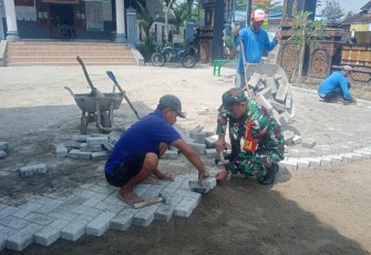 Pasang paving bersama warga binaan