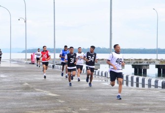 Prajurit Koarmada III saat latihan kebugaran 