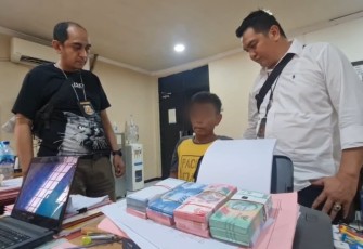 Tersangka MBN (50) pembobol rumah warga saat diinterogasi polisi