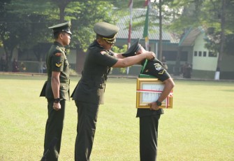 Pgs Danrindam Jaya Kolonel Inf Rudianto saat menutup Dikjurbaif Abit Diktukba TNI AD tahun 2022