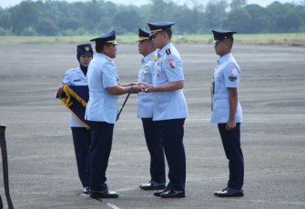 Pangkoopsud II Marsekal Muda TNI Andi Kustoro saat melantik Danlanud Sultan Hasanuddin 