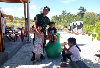 Tiga Anak Kecil Dekati Dandim 1310/Bitung Ajak Dandim Bercanda 
