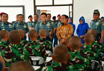 Kasal Laksamana TNI Muhammad Ali bersama siswa Satdik 2 Makassar 