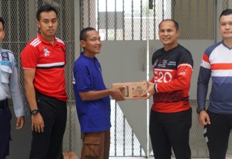 Warga binaan menerima perlengkapan mandi