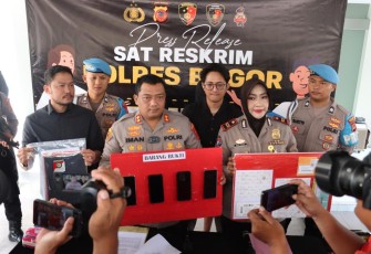 Kapolres Bogor AKBP Dr. Iman Imanuddin saat memberikan keterangan pers 