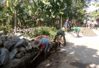 Pembuatan parit di wilayah desa binaan 