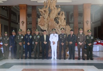 Dandim 0803/Madiun Letkol Inf Meina Helmi foto bersama usai upacara HUT Bhayangkara ke 77, Sabtu (1/7)