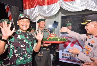 Danramil 04/Cengkareng Kapten Inf Iwan Kurniawan saat memberikan surprise Kapolsek Cengkareng Kompol Hasoloan Situmorang di HUT Bhayangkara ke 77, Sabtu (1/7)