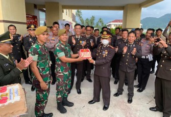 Danyonarmed 19/105 Trk Bogani Letkol Arm Edi Yulian Budiargo saat memberikan ucapan HUT Bhayangkara ke-77 