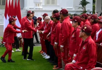 Presiden Jokowi saat memberikan ucapan selamat atlet Paragames di istana negara Jakarta, Senin (3/7)