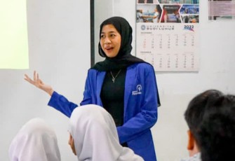 Agnes saat menjelaskan mengenai literasi media digital dalam fenomena FOMO di SMAN 29 Jakarta