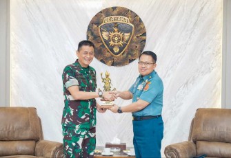 Pangdam IX Udayana Mayjen TNI Sonny Aprianto saat memberikan cenderamata, Selasa (4/7)