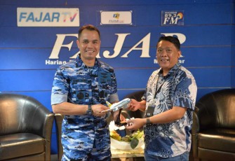 Danlanud Sultan Hasanuddin Marsma TNI Benny Arfan mberikan cenderamata ke pimred media Fajar, Selasa (4/7)