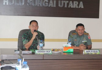 Asrendam VI/Mlw Kolonel Inf Bambang Yudi saat memberikan pengarahan di Kodim 1001/HSU-BLG, Selasa (4/7)