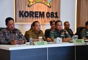 Dandim 0801/Pacitan Letkol Inf Roliyanto saat mengikuti Rakornis TMMD ke 117 di Makorem 071/DSJ, Selasa (4/7)