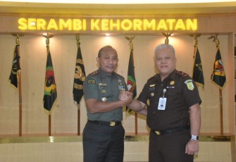 Pangdam Kasuari Mayjen TNI Gabriel Lema bersama Kajati Papua Barat Dr Harly Siregar, Rabu (5/7)