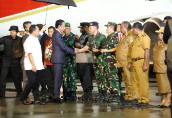 Pangkoarmada III Laksamana Muda TNI Rachmad Jayadi saat menyambut kedatangan presiden Joko Widodo di bandara Sentani Jayapura 