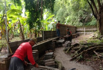 Gotong-royong bangun pagar makam di wilayah desa binaan 