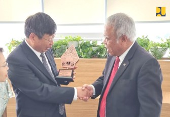 Menteri Basuki (kanan) saat memberikan cenderamata ke Wmen SDA Cina Liu Weiping di Hwaseong Korsel, Kamis (6/7)