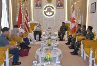 Wagub AAL Laksma TNI Dato' Rusman saat menerima atase pertahanan Kanada di Surabaya, Jum'at (7/7)