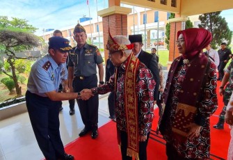 Pangkoopsud I Marsda TNI Bambang Gunarto saat menyambut kedatangan wapres Ma'ruf Amin di bandara internasional Sultan Mahmud Badaruddin Palembang, Kamis (6/7)