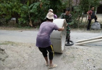 Karya bakti pembangunan drainase di wilayah desa binaan 