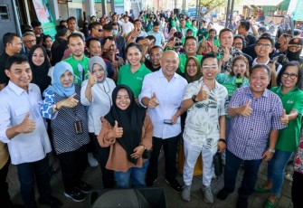 MenkopUKM Teten Masduki bersama pedagang pasar tradisional di Pasar Sememi, Surabaya, Minggu (9/7)