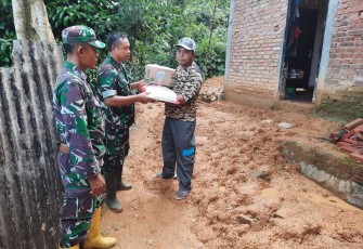 Salurkan bantuan sembako warga terdampak bencana di wilayah desa binaan 