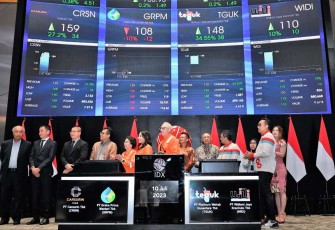 MenkopUKM Teten Masduki saat launching pencatatan perdana saham di BEI Jakarta, Senin (10/7)