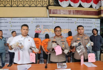 Kapolsek Tamansari Kompol Adhi Wananda saat memberikan keterangan pers di Jakarta, Senin (10/7)
