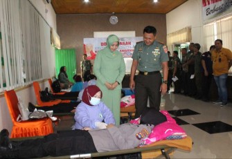 Dandim 1001/HSU-BLG Letkol Inf Dhuwi Hendradjaja saat meninjau pelaksanaan donor darah, Selasa (11/7)