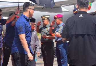 Danlantamal VI Makassar Brigjen TNI (Mar) Amir Kasman saat menyambut kedatangan Wapres Ma'ruf Amin, Selasa (11/7)