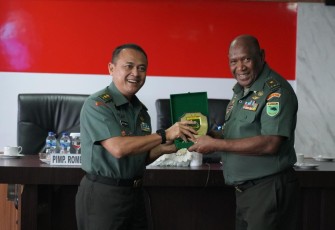 Kasdam XVIII Kasuari Brigjen TNI Yusuf Ragainaga bersama tenaga pengajar Lemhanas RI, Selasa (11/7)
