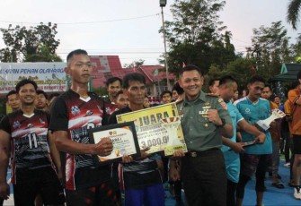 Dandim 1001/HSU-BLG Letkol Inf Dhuwi Hendradjaja saat memberikan hadiah, Selasa (11/7) 