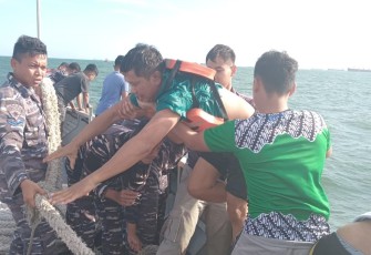 Penyelamatan Korban Kapal Terbakar di Muara Barito