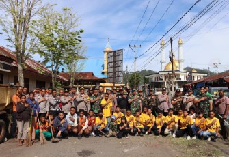Polres Ngada Bersama Kodim 1625/Ngada, Dinas Lingkungan Hidup Kabupaten Ngada, Ormas Banser, dan Para Pelajar SMAK Regina Pacis Bajawa, Pelajar SMPN 2 Bajawa, Kerja Bakti Pembersihan Sampah, Bertempat di penampungan Sampah Kota Bajawa, Kecamatan Bajawa Kabupaten Ngada, Kamis (13/07/2023)