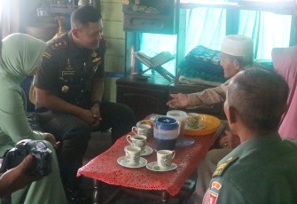 Dandim 1001/HSU-BLG Letkol Inf Dhuwi Hendradjaja saat mengunjungi kediaman veteran, Kamis (13/7)