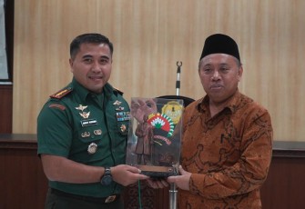 Danrem 071/Wijayakusuma Kolonel Czi Mohammad Andhy Kusuma saat menerima cenderamata dari rektor Unsoed, Kamis (13/7) 