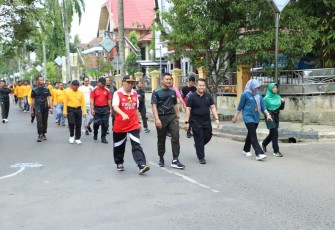 Dandim 1001/HSU-BLG Letkol Inf Dhuwi Hendradjaja saat olahraga bersama jalan santai, Jum'at (14/7)