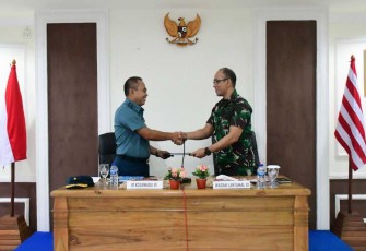 Danlantamal XI Brigjen TNI (Mar) Gatot Mardiyono saat menerima laporan hasil Itkoarmada III, Jum'at (14/7)