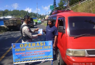Kasubsipenmas Siehumas Polres Ngada, Aiptu Bintaran Memberikan Himbauan Tertib Berlalulintas Saat Operasi Patuh Turangga 2023, Bertempat di Jalur Negara Ende-Ngada-Matim, Watujaji Desa Ngadhamana Kecamatan Bajawa Kabupaten Ngada, Sabtu (15/07/2023)