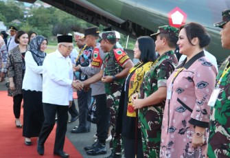 Pangdam Kasuari Mayjen TNI Gabriel Lema saat menyambut Wapres RI Ma'ruf Amin 