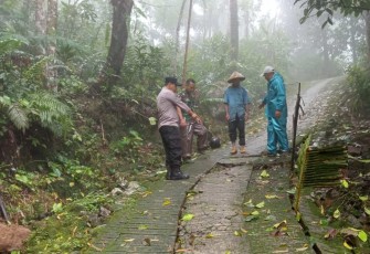 Babinsa Koramil 0806/07 Watulimo saat meninjau lokasi tanah retak