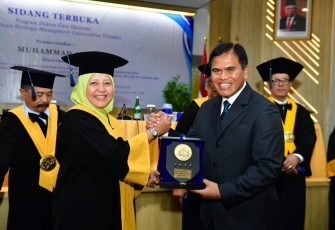 Kasal Laksamana TNI Muhammad Ali saat menerima gelar doktor dari universitas Trisakti Jakarta 