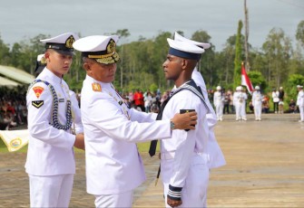 Dankodiklatal Letjen TNI (Mar) Suhartono saat melantik personel siswa Satdik 3 Sorong, Senin (17/7)