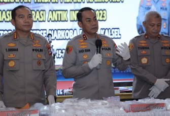 Kapolda Kalsel Irjen Pol Andi Rian Djajadi saat memberikan keterangan pers, Senin (17/7)